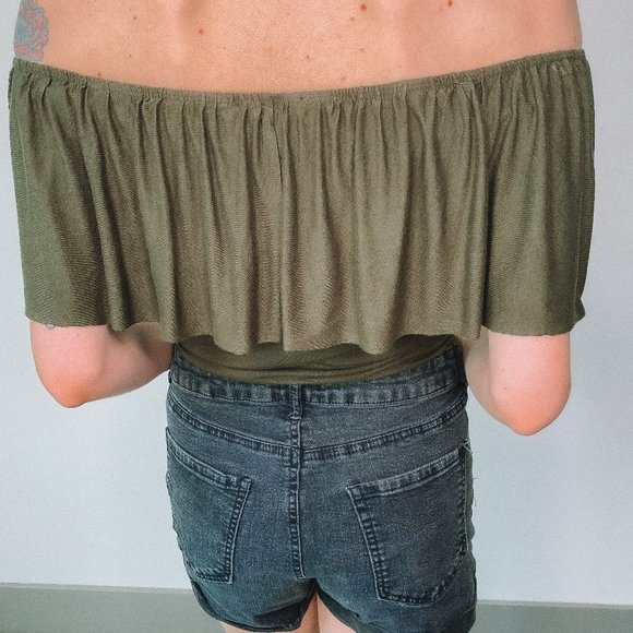 FashionNova Green Over The Shoulder Ruffle - Picture 4 of 5